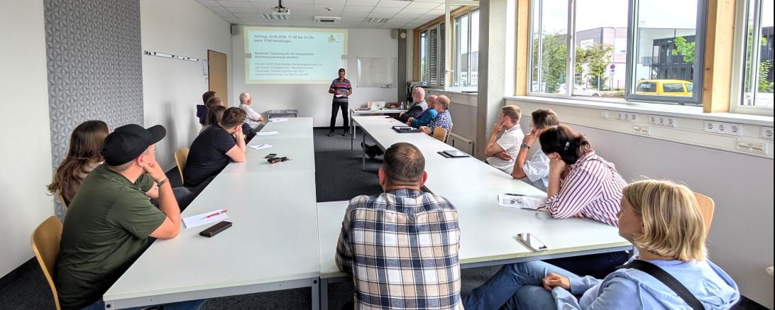 Energieeffizienzexperte Dipl.-Wirtschaftsing. (FH) Peter Schiele (stehend) erläuterte den individuellen Sanierungsfahrplan (iSFP) und beantwortete zahlreiche Fragen der interessierten Teilnehmer.