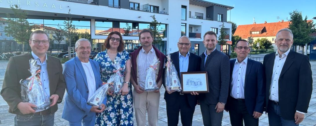 Auf dem Bild zu sehen (von links): Stefan Reicherzer, Christian Scholz, Melanie Kac, Julian Bumberger, Martin Paninka, Bürgermeister Florian Mittler, Lars Maier und Michael Haller. 