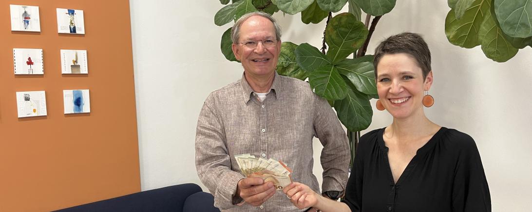 Bei der Spendenübergabe - links Autor Heinz Rötlich, rechts Kathrin Häffner.