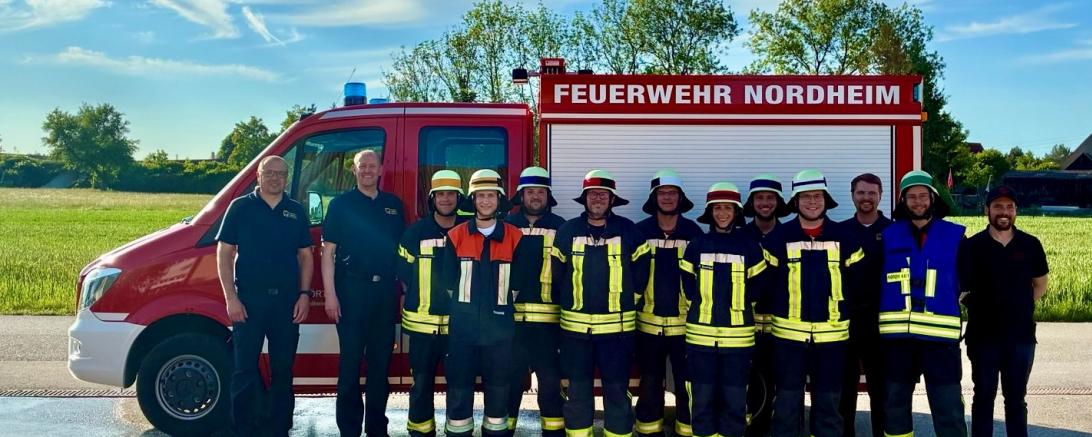 Das Bild zeigt die Schiedsrichter, die Teilnehmer der Leistungsprüfung und den Nordheimer Kommandant. 