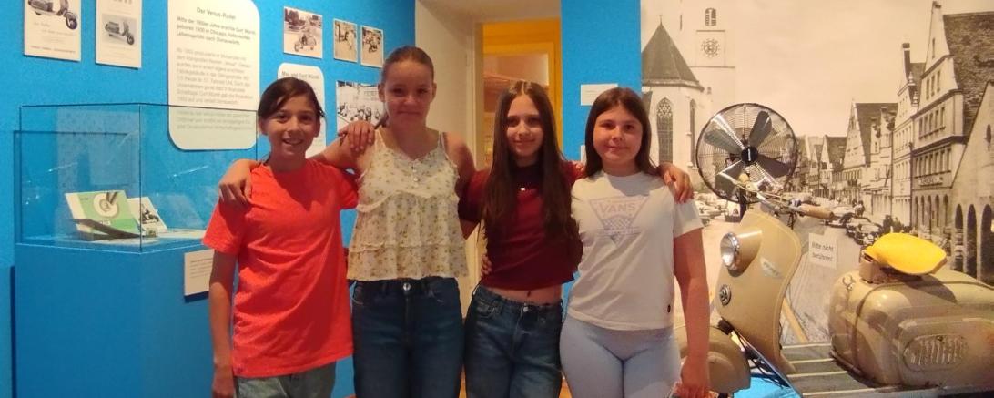Die Museumsexpertinnen Nele, Charlotte, Emma und Alina in der Studioausstellung