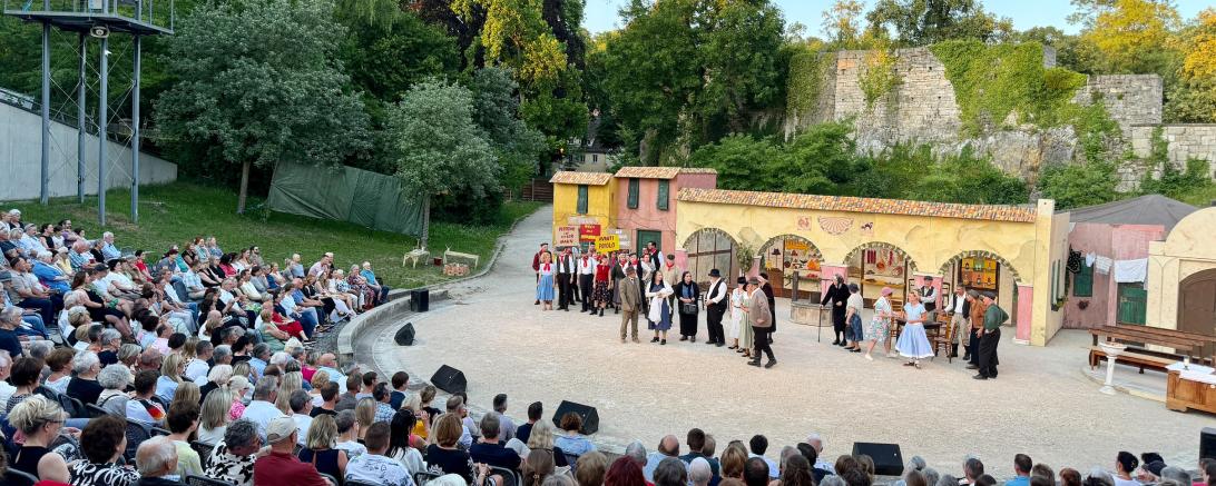 Die Frelichtbühne Donauwörth spielt Don Camillo und Peppone.