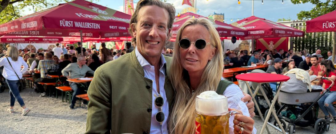 Erbprinz Carl-Eugen mit seiner Ehefrau Prinzessin Anna im Sixengarten auf der Nördlinger Mess