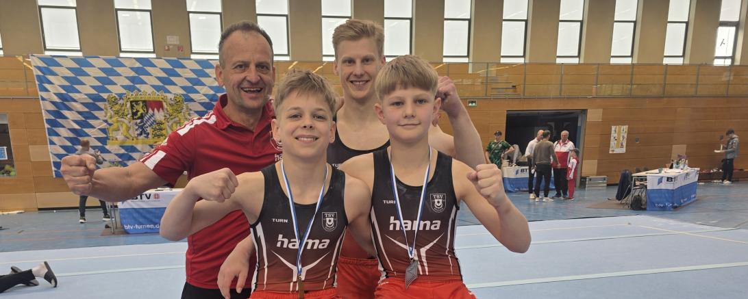 Adrian Gross, Philipp Dörner, Sascha Wilhelm als beste Monheimer Einzelturner mit Trainer Roland Grimm auf der „Bayerischen“.