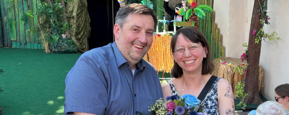 Axel Schönmüller begrüßte Frau Anna Schlecht und ihre Familie als 10.000. Besucher der Spielzeit 2026 auf der Freilichtbühne Alte Bastei.