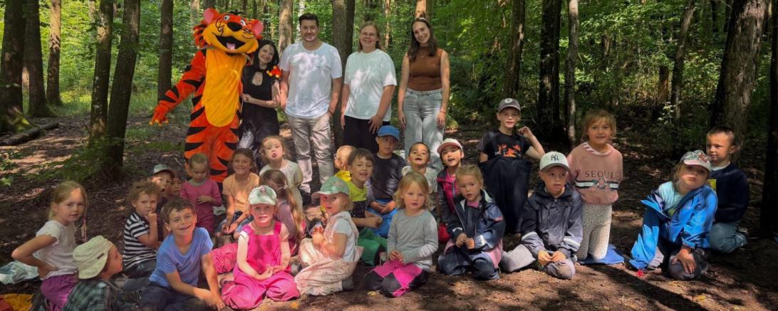 Für strahlende Kinderaugen sorgte kürzlich der Besuch der Zott-Zauberer bei den Waldbären des Waldkindergartens Donauwörth. Die Auszubildenden der Molkerei Zott engagieren sich mit ihrer Zaubershow im Rahmen eines sozialen Projekts und besuchen Kindergärten und andere soziale Einrichtungen. 