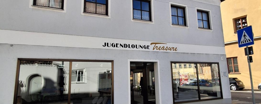 Die Fotoausstellung zum Jubiläum des Sommerferienprogramms ist in der Jugendlounge „Treasure“ zu finden.