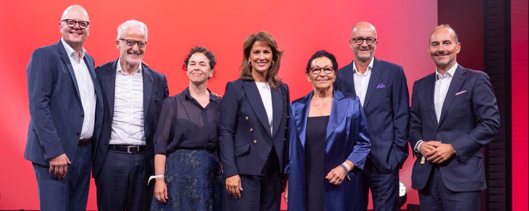 Auf dem Bild zu sehen (von links): Frank Uszko (CEO Zott), Anton Hammer (CFO Zott), Simone Mack (Eigentümerfamilie, Schwester von Christine Weber, Verwaltungsrat), Michaela Kaniber (Bayerische Landwirtschaftsministerin), Christine Weber (Eigentümerfamilie, Vorsitzende des Verwaltungsrats), Rene Roth (Derzeit CFO, Nachfolger von Herrn Uszko als CEO ab 01.01.2027), Georg Weber (Eigentümerfamilie, Sohn von Christine Weber, Verwaltungsrat). 