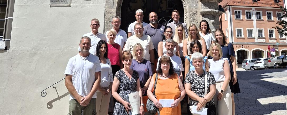 Oberbürgermeister David Wittner ehrte gemeinsam mit Personalleiterin Michaela Eisele insgesamt 18 Mitarbeiterinnen und Mitarbeiter der Stadt Nördlingen für ihre langjährige Dienstzugehörigkeit. Besonders ausgezeichnet wurde Simone Leidel (1. Reihe, zweite von links) für ihr 25-jähriges Dienstjubiläum im öffentlichen Dienst und bei der Stadt Nördlingen.