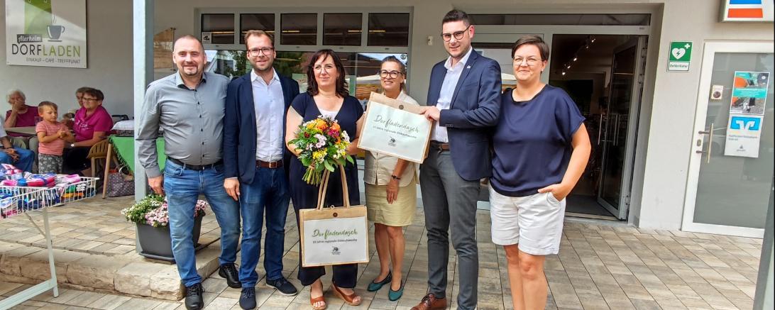 Alerheims Bürgermeister Alexander Joas, Stabstellenleiter Klemens Heininger, Michaela Ohmüller vom Dorfladen Alerheim, Silvia Vidmar-Pohl, die Nachhaltigkeitsbeauftragte des Landkreises, Landrat Michael Dinkelmeier und Johanna Ziegelmeier ebenfalls vom Dorfladen Alerheim (v.l.n.r.)