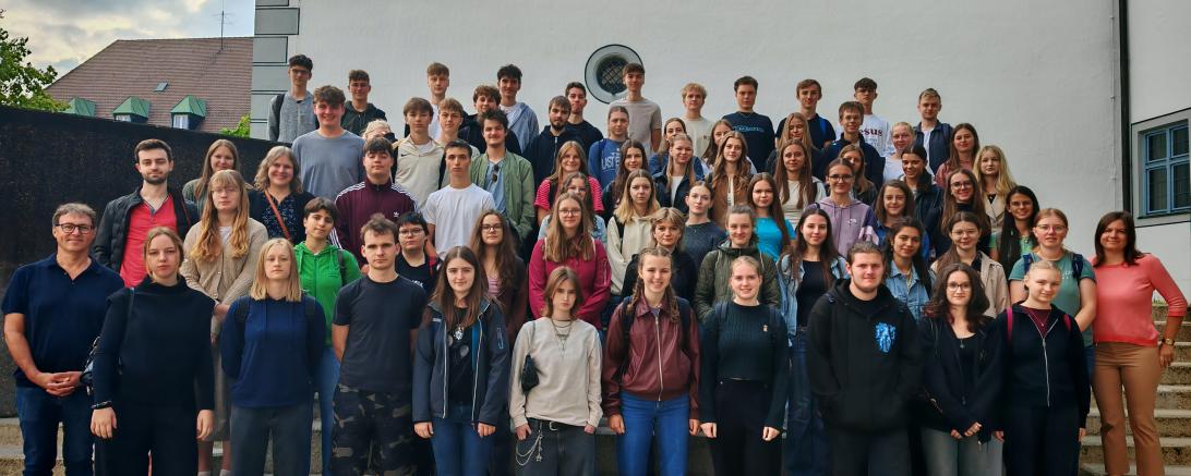 Die Schülerinnen und Schüler des THG während des Besuchs im Landratsamt Donau-Ries in Donauwörth.