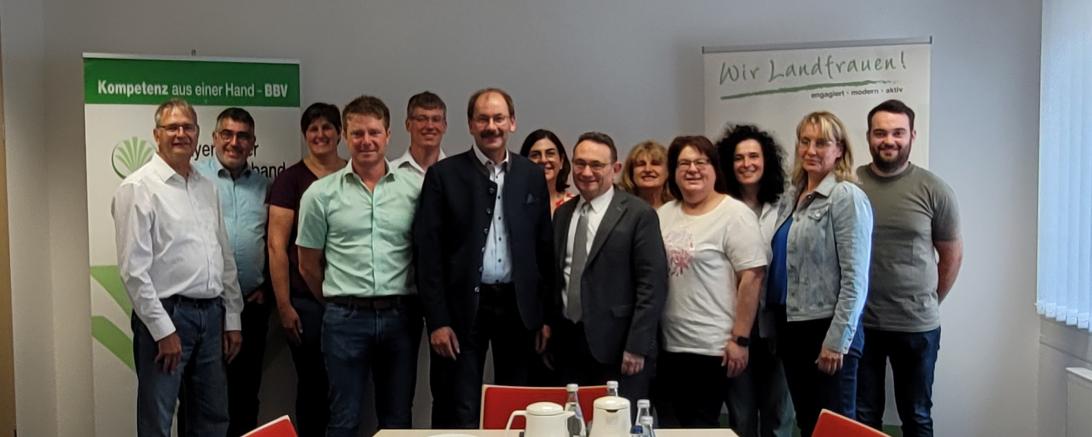 Auf dem Bild zu sehen (von links): Geschäftsführer Michael Stiller, Mathias Steinheber, Annelene Helmle, Stellv. Kreisobmann Friedrich Weng, Roland Naß, Kreisobmann Karlheinz Götz, Stellv. Kreisbäuerin Ulrike Wagner, Staatsekretär Ulrich Lange, MdB, Irmgard Haberl, Kreisbäuerin Susanne Löfflad, Tanja Göggerle, Stellv. Kreisbäuerin Anke Drukewitz, Vorstand Bay. Jungbauernschaft Maximilian Engel.