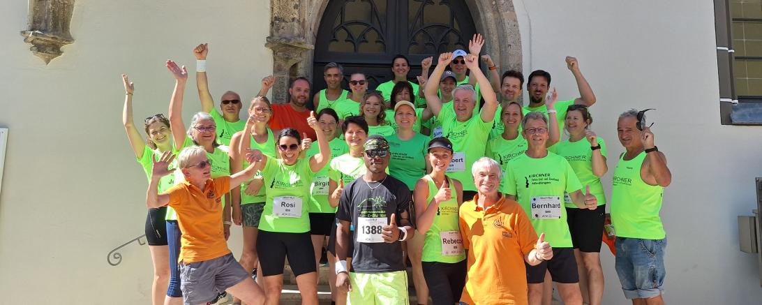 Das Foto kurz vor dem Start zum Stadtlauf mit dem Großteil der Kursteilnehmer mit einigen Betreuern. 