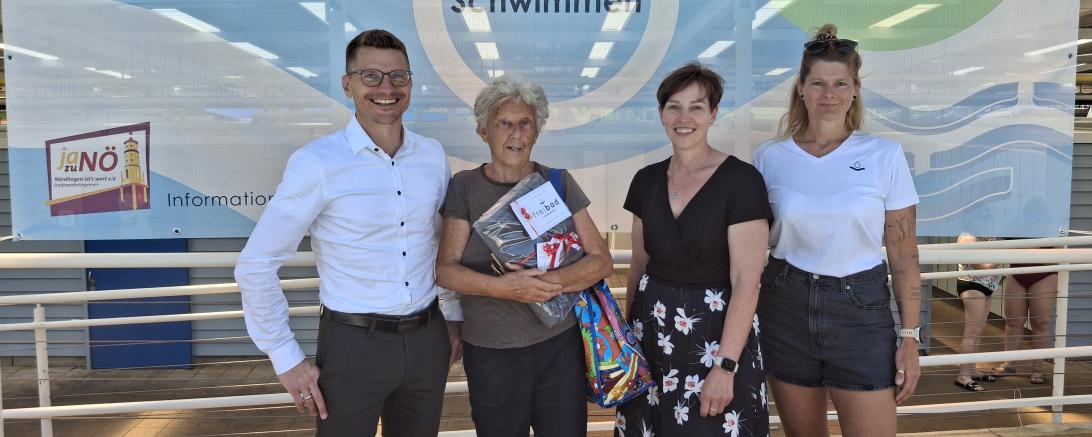 Oberbürgermeister David Wittner gratulierte gemeinsam mit der stellvertretenden Sachgebietsleiterin des Liegenschaftsamts Simone Leidel (2. v. r.) und der stellvertretenden Leiterin der Bäderbetriebe Nicole Hofmann (rechts) der 50.000. Besucherin der Freibadsaison 2026, Hanna Schröpel.