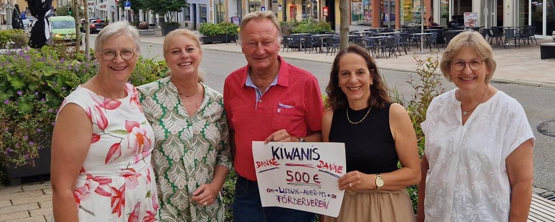 Spende der Kiwanis an Förderverein der Ludwig-Auer-Mittelschule
