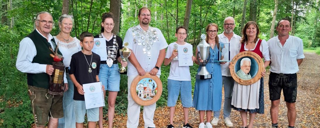 v.l.n.r.: Ingo-Peter Lehmann (Wolperdingerpokal), 1. Gauschützenmeisterin Heike Wildfeuer-Fick, Sean-Ryan Hanke (Schützenprinz), Laura Göbel (Jugendkönigin und Vereinsmeisterin Jugend), Dominik Spies (Schützenkönig & Königsscheibe), Jonas Göbel (Vereinsmeister Schüler), Michaela Göbel (Damenpokal & Stöcklepokal), 1. Bürgermeister & Schützenkommissar Karl Rehm, Angelika Kefer (Klaus-Meier-Gedächtnisscheibe), 1. Schützenmeister Christian Pelz