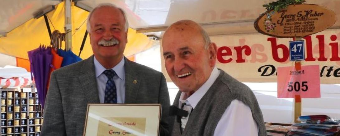 Anlässlich seines 70-jährigen Jubiläums als Beschicker der Nördlinger Mess‘ wurde Georg Huber („Billiger Jakob“) im Jubiläumsjahr 2019 von Alt-Oberbürgermeister Hermann Faul geehrt.