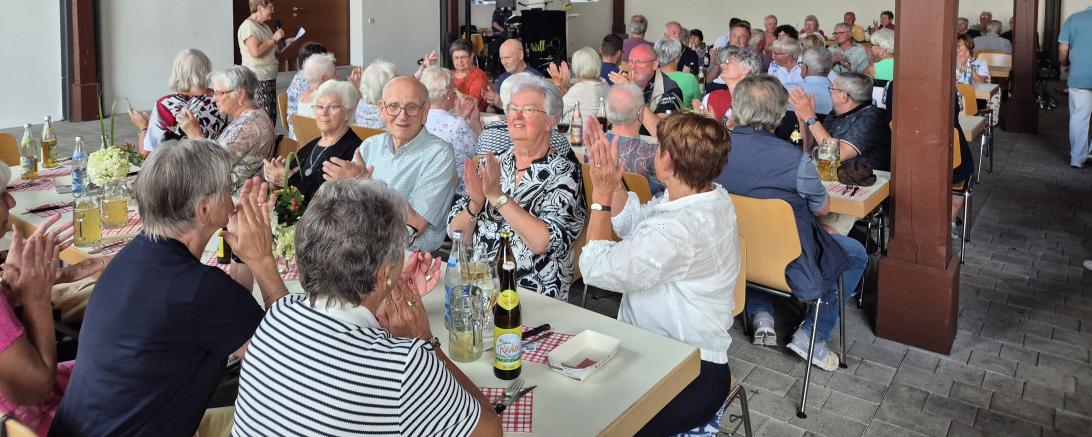 Beste Stimmung beim Sommerfest des Seniorenbeirats: Rund 200 Gäste genossen einen unterhaltsamen Nachmittag mit Musik, Tanz und guter Gemeinschaft in der Sommerhalle.