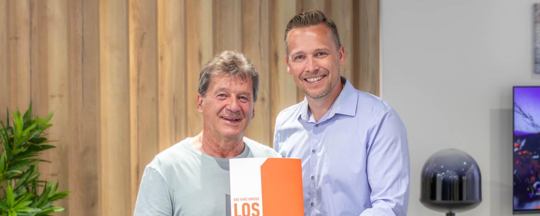 Peter Faul (links) aus Schwenningen hatte beim Gewinnsparen erneut das große Losglück – einen Reisegutschein im Wert von 3.000 € – überreicht wurde ihm dieser von seinem Kundenberater Dirk Petersen (rechts).