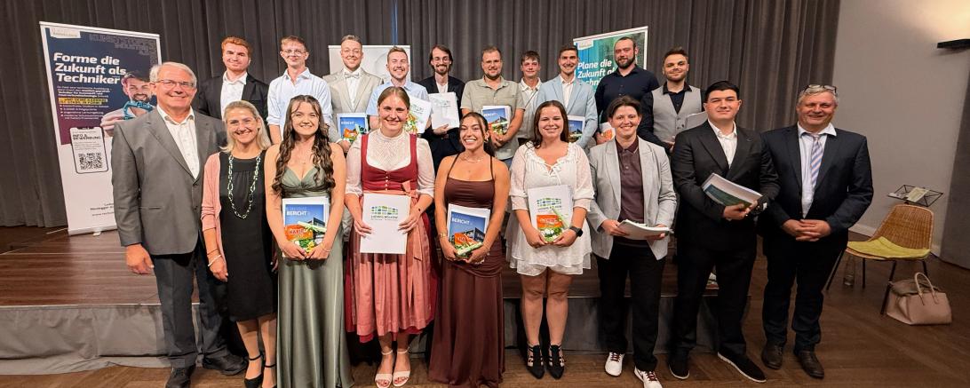 Mit dem Staatspreis der bayerischen Kultusministerin Anna Stolz wurden v. l. Frau Michaela Kaiser und Herr Manuel Rieder (beide Fachrichtung Sanitär-, Heizungs- und Klimatechnik) und Frau Susanne Zahner (Fachrichtung Kunststofftechnik und Faserverbundtechnologie) für hervorragende Leistungen in der Abschlussprüfung geehrt.  Die Urkunden übergaben der stellvertretende Landrat Martin Stegmair, Schulleiterin Anja Behnke und der Fachbereichsleiter der Technikerschule, Konrad Fieger.