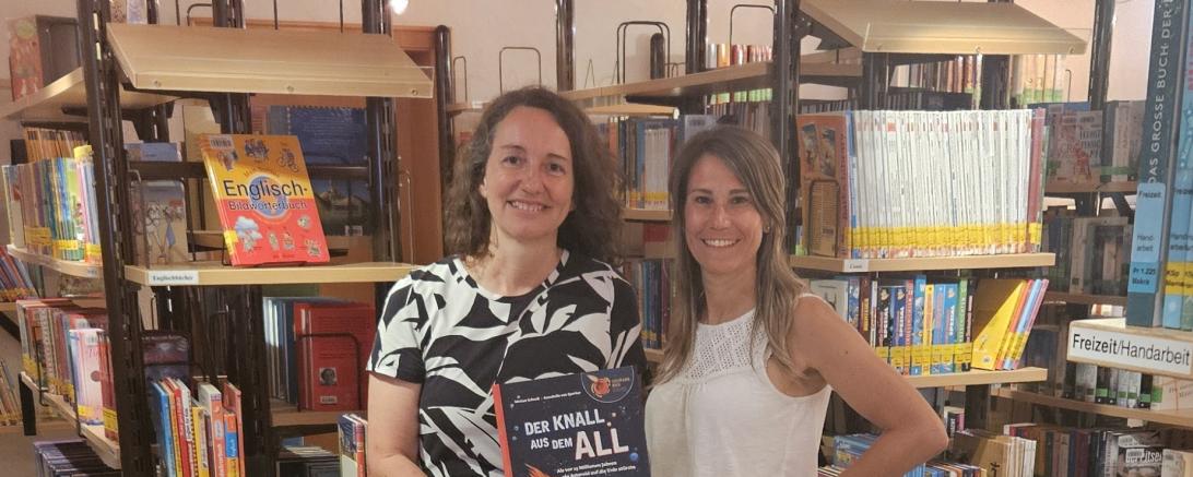 Auf dem Bild ist die Autorin Miriam Schnell und Büchereileiterin Petra Lehner.