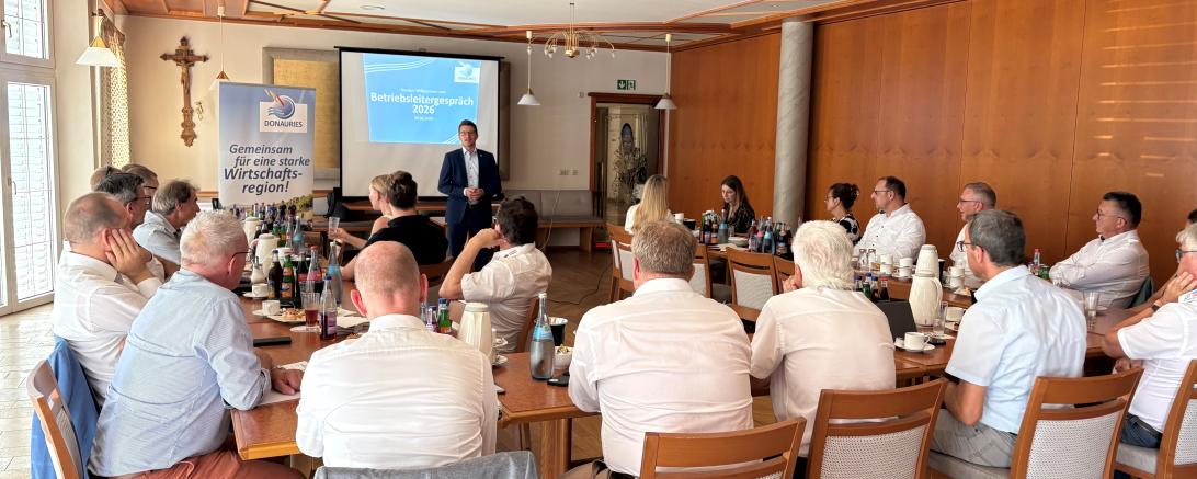 Nördlingens Oberbürgermeister David Wittner spricht zu den Betriebsleiter im Gasthof Neuwirt in Bayerdilling.