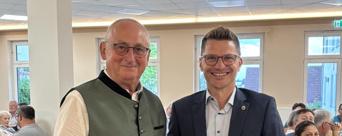 Oberbürgermeister David Wittner gratuliert Werner Deixler (links) zur Wiederwahl als Ortssprecher von Schmähingen. Werner Deixler übernimmt das Ehrenamt für eine zweite Amtsperiode.