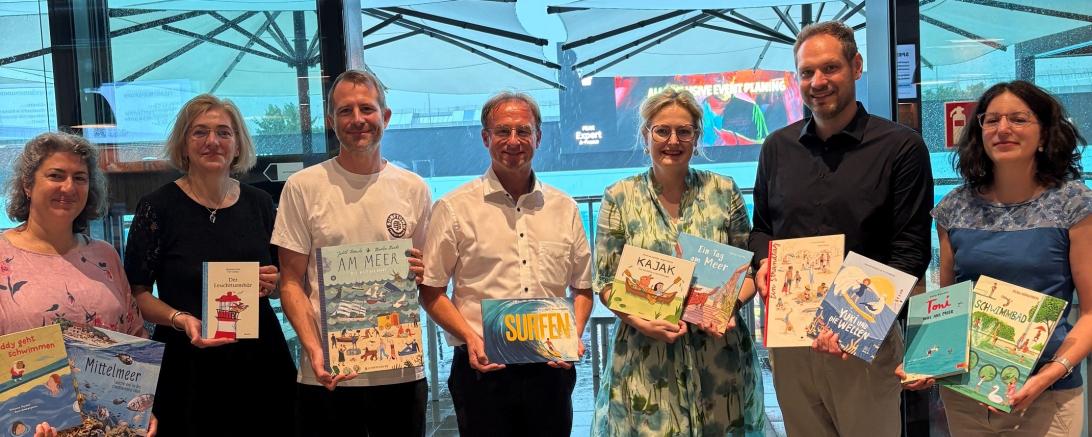 v.l.n.r.: Valerie Stromberger (Gemeindebücherei Hallbergmoos), Sabine Adolph (Diözesanbibliothekarin München und Freising), Stefan Schumm (Head of Marketing bei o2-Surftown), Wolfgang Fackler, MdL (Bürgerbeauftragter der Bayerischen Staatsregierung), Dr. Claudia Maria Pecher (Leitung Politik, Bibliotheken, Kommunikation im Sankt Michaelsbund), Bejamin Henn (Erster Bürgermeister Hallbergmoos), Jennifer Weindauer (Leitung Gemeindebücherei Hallbergmoos).
