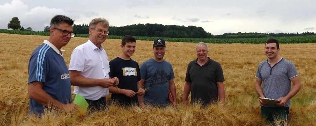 v.l.n.r.: Prüfer und Berufsschullehrer Frithjof Hylla, Behördenleiter Dr. Reinhard Bader, Auszubildender Mathias Weishaupt, Prüfer und praktischer Landwirt Josef Bernecker, Ausbilder Albert Sporer, Prüfer und Angestellter der staatlichen Rinderzucht Robert Lindemeyr 