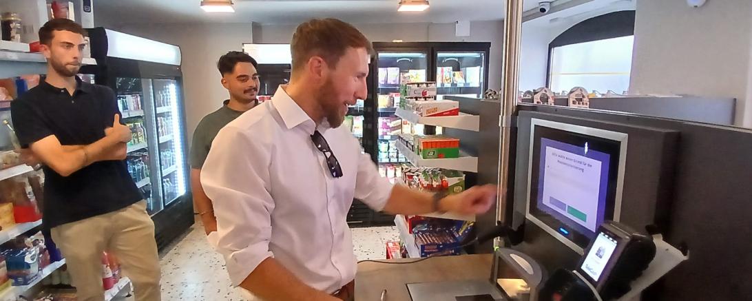 Eine Packung Schrauben für das nächste Bauprojekt – Bürgermeister Thomas Heydecker an der Smart-Baumarkt-Kasse.