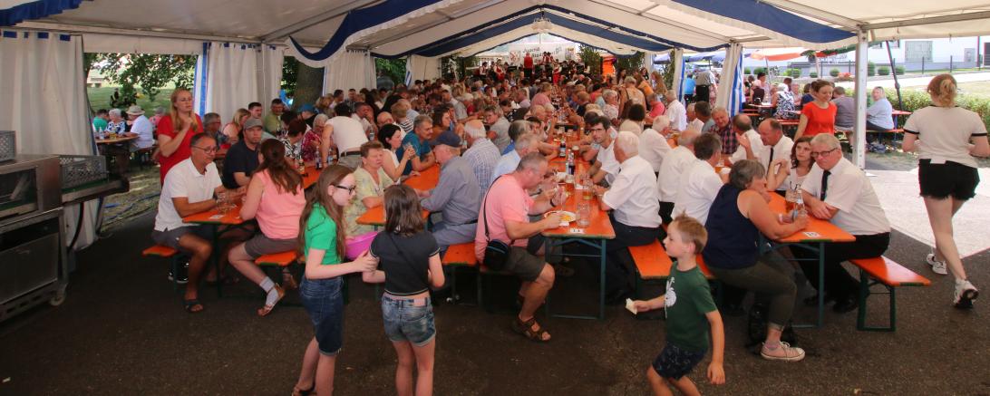 Amerbacher Dorffest beim Frühschoppen der Stadt- und Jugendkapelle Wemding