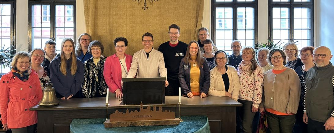 (In der Mitte v. l. n. r.): Oberbürgermeister David Wittner, Dr. Teemu Öhmann, Heike Burkhardt (Geschäftsführerin Geopark Ries e. V.)