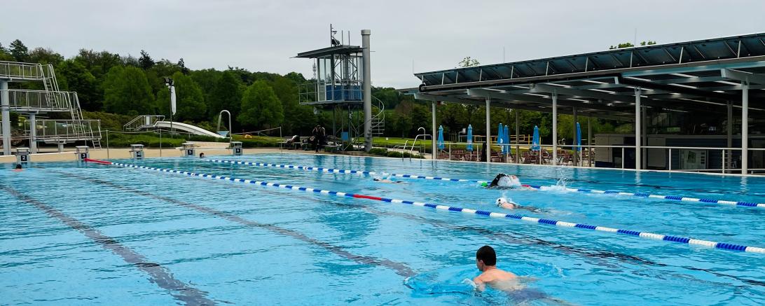 Schwimmen für den guten Zweck: Beim 24-Stunden-Schwimmen im Freibad Marienhöhe wird jeder geschwommene Kilometer mit 1 Euro zugunsten der Stiftung Nördlinger Hilfe in Not unterstützt.