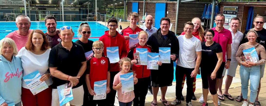 Alle sind Gewinner! OB David Wittner, Martin Gruber und Susanne Vierkorn mit den Helfern, Siegerinnen und Siegern des 24-Stunden-Schwimmens. Jeder geschwommene Kilometer unterstützt die Stiftung „Nördlinger Hilfe in Not“.