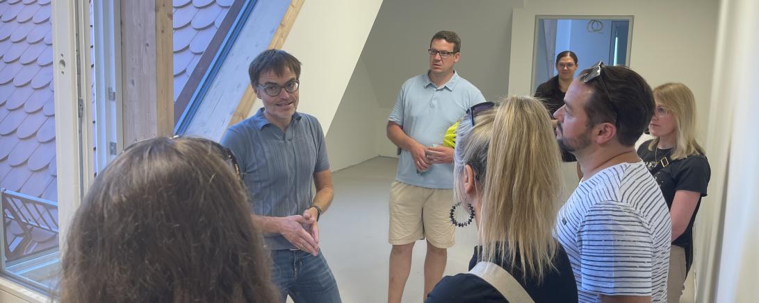 Architekt Michael Leberzammer zeigte den Eltern, wo ihre Kinder ab Herbst im Eger-Viertel spielen werden.