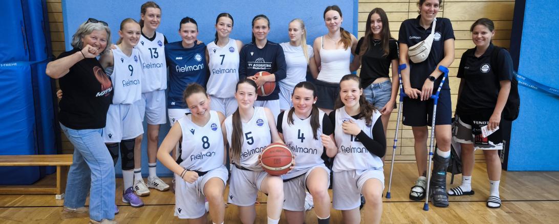 Das TVA Young Angels Team mit BG-Vorsitznder Ingrid Hecht-Wittmann (links) und den beiden Coaches Carina Unger (mit Krücken) und Sophie Kleim (ganz rechts).