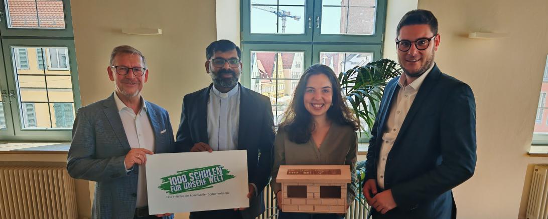 V.l.n.r.: 1. Vorsitzender des Vereins 1000 Schulen für unsere Welt e. V. und Landrat a. D. Stefan Rößle, Kaplan Pater Jith in Vertretung für Pfarrer Markus Lidel, Ramona Ruf, Koordinatorin für Entwicklungszusammenarbeit am Landratsamt Donau-Ries und Landrat Michael Dinkelmeier.