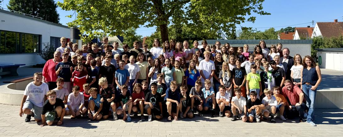 Die erfolgreichen Sammlerinnen und Sammler der Realschule Heilig Kreuz Donauwörth mit Schulleiter Wolfgang Mühldorfer und den federführenden Biologie-Lehrern Ursula Schliebe und Helmut Hufnagl sowie Renate Michel vom Bund Naturschutz (alle rechts im Bild)