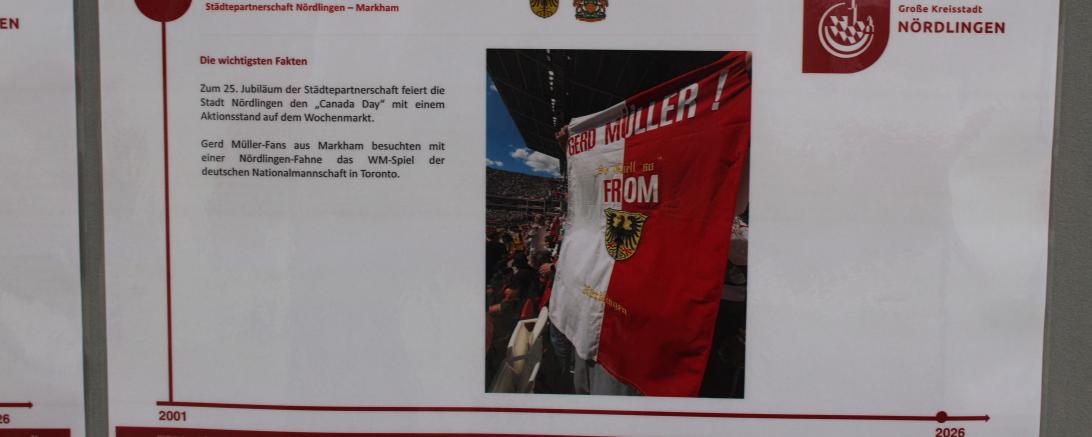 Gerd-Müller-Fans aus Markham besuchten mit einer Nördlingen-Fahne das WM-Spiel der deutschen Nationalmannschaft in Toronto.