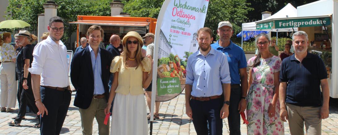 Der Oettinger Wochenmarkt wurde im Beisein von Fürst Franz-Albrecht zu Oettingen-Spielberg (2.v.l.), dessen Ehefrau Cleopatra von Adelsheim (3.v.l.) sowie Landrat Michael Dinekmeier (l.) und Oettingens Erstem Bürgermeister Thomas Heydecker (M.) eröffnet.