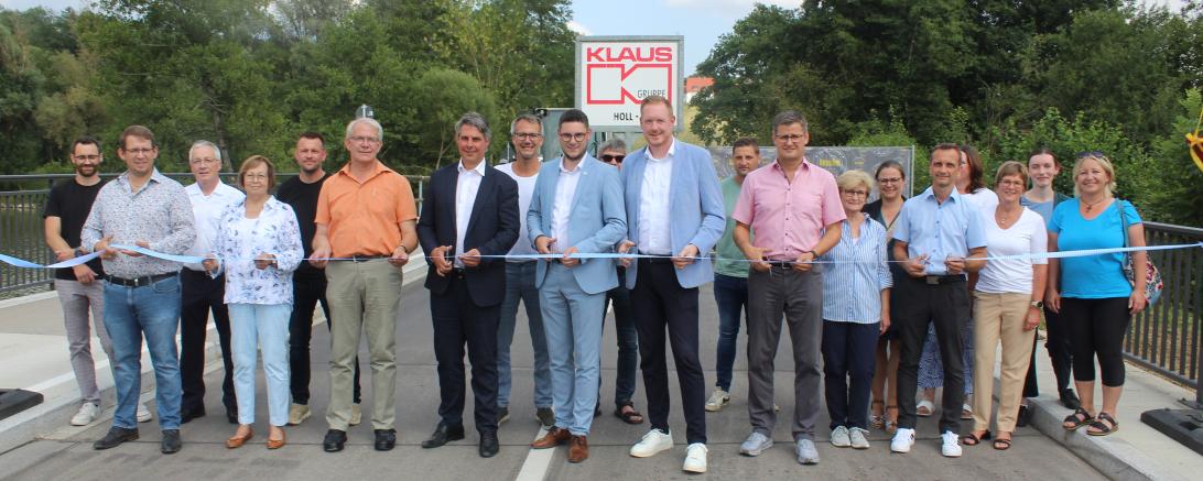 Mit dem Durchschneiden des Bandes wurde die DON 27 bei Kaisheim offiziell wieder für den Verkehr freigegeben.