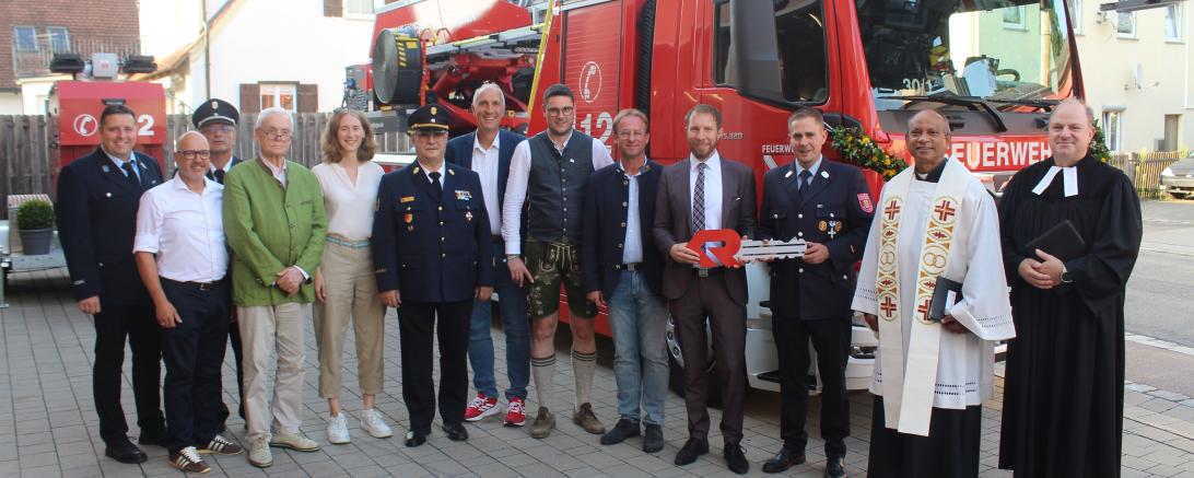 Mit der Weihung und der symbolischen Schlüsselübergabe wurden die Drehleiter und der Lichtmastanhänger offiziell an die Freiwillige Feuerwehr Oettingen übergeben.