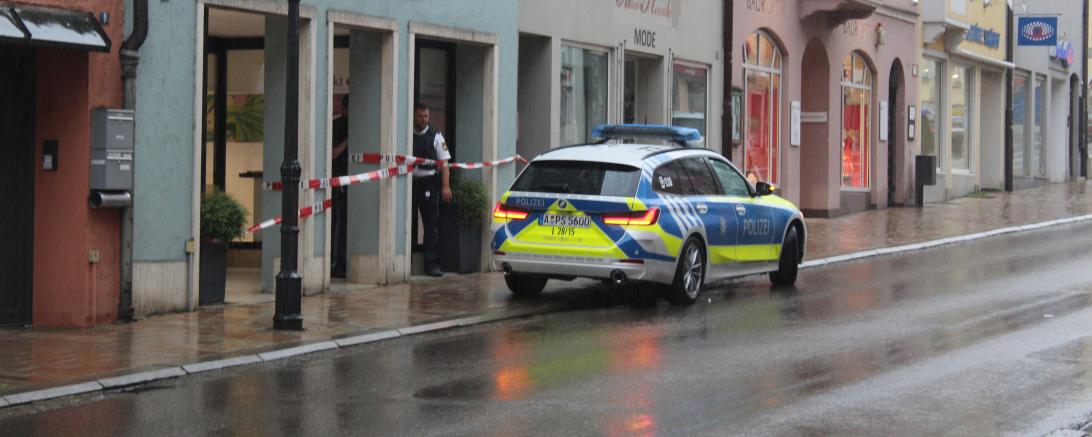 Die Polizei sperrt das Geschäft nach dem Einbruch ab.