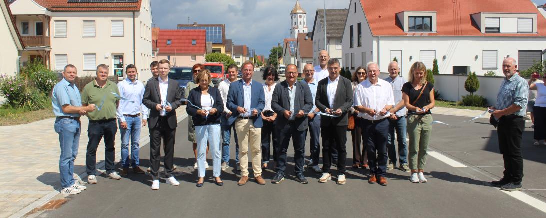 Mit dem Durchschneiden des Bands wurde die Straße offiziell eingeweiht.