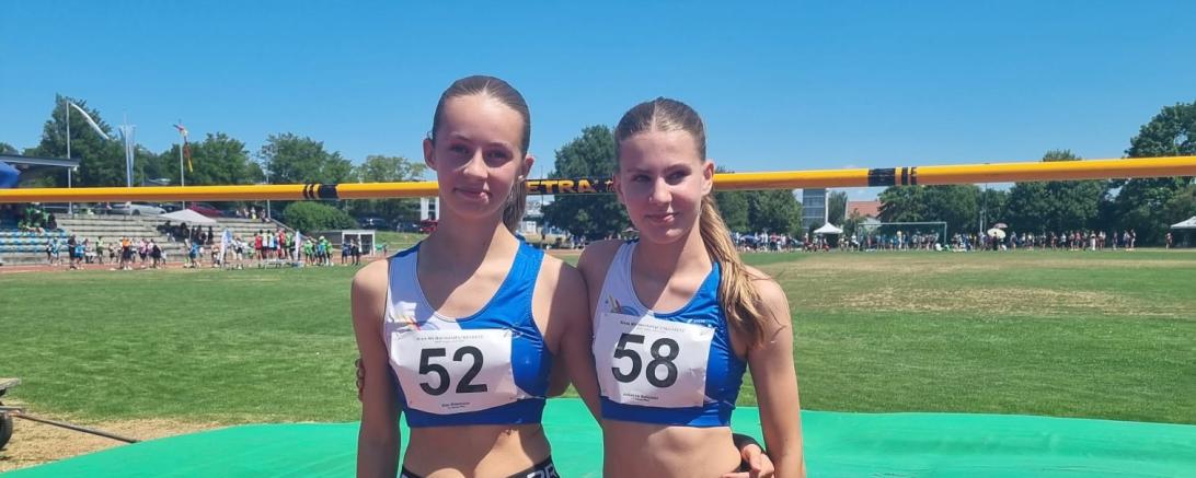 Johanna und Kim vor der Hochsprunganlage