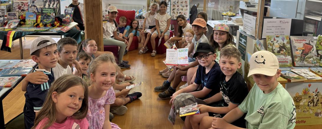 Die Klassen 2a und 2c besuchen die Stadtbücherei - Leonhart-Fuchs-Grundschule Wemding
