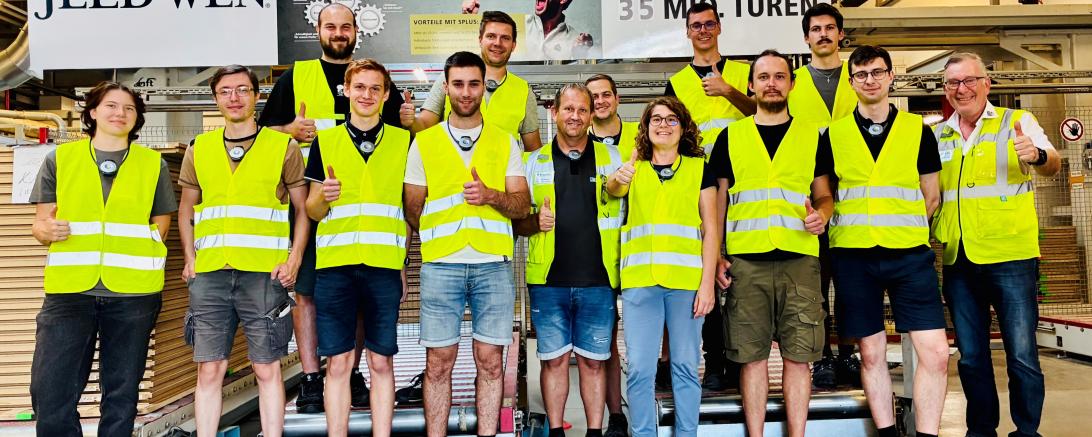 Die angehenden Schreinermeisterinnen und Schreinermeister bekamen einen Einblick in die moderne Türenproduktion.