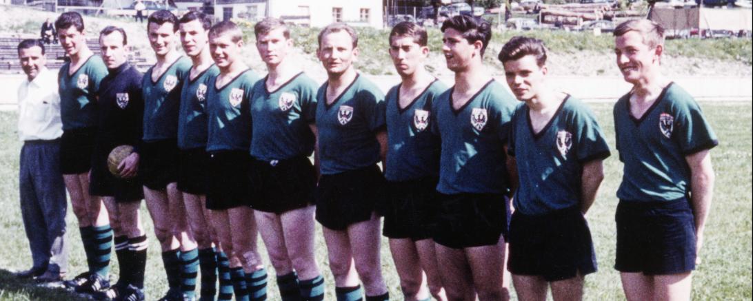 Helmut Wurm (1. v.r.) und sein Freund Gerd Müller (3. v.r.) bei einem Freundschaftsspiel des TSV Nördlingen in Oberstdorf an Pfingsten 1964 