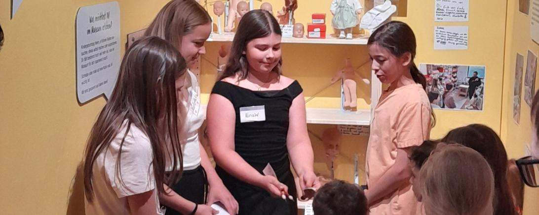 Von links: Emma, Charlotte, Alina und Nele vom KiJuBei zeigen Kindern ihre selbst gestaltete Station in der Studioausstellung