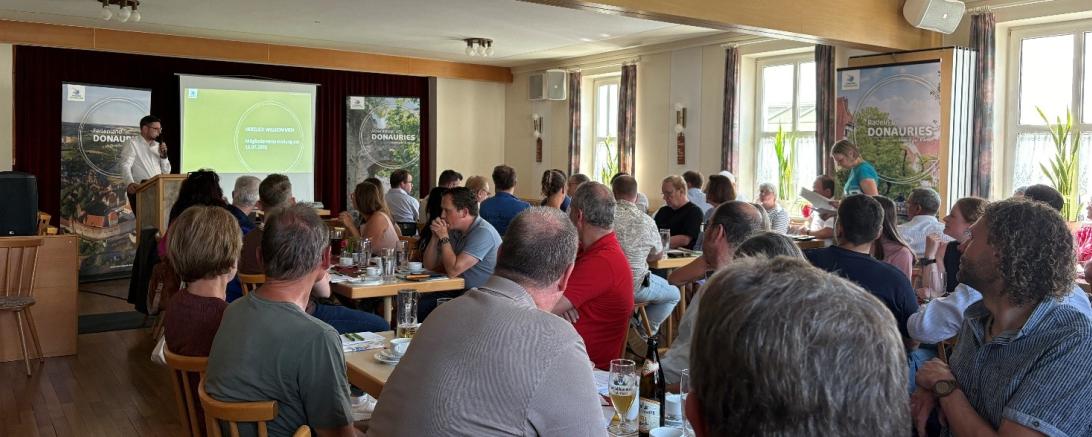 Landrat Michael Dinkelmeier begrüßt die Mitglieder des Ferienlands DONAURIES zur Versammlung.